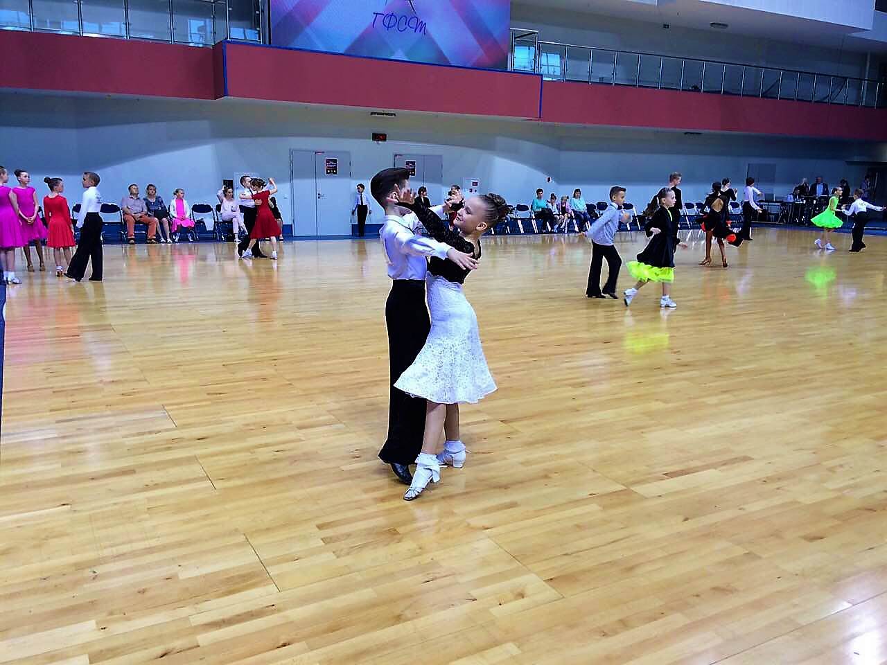 Метро дэнс рославль. Школа танцев метро. Школа спортивных танцев. Танцы в метро. Metro dance.